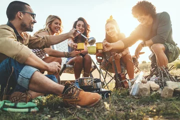 Foto auf Acrylglas Camping Zeit am Lagerfeuer verbringen