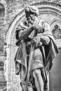 Le parvis de la cathedrale Saint-Sauveur