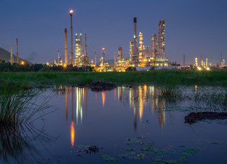 Obraz premium .Landscape of Oil and Gas Refinery Manufacturing Plant., Petrochemical or Chemical Distillation Process Buildings., Factory of Power and Energy Industrial at Twilight Sunset., Engineering Petroleum.