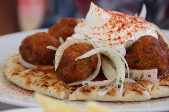 Alb&oacute;ndigas "Giaourtlou" con pita, yogur y cebolla en Santorini