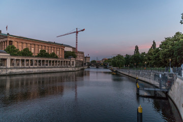 Fototapeta premium Sonnenaufgang über der Spree in Berlin