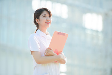 白衣の女性
