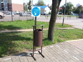 trash can with smoking blue sign at street