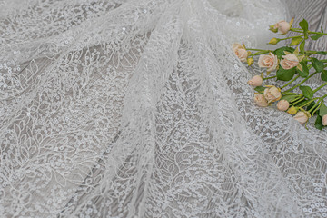 Obraz premium The texture of lace on wooden background decoreted roses.