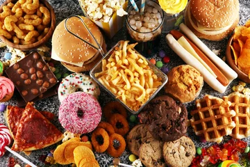 Photo sur Plexiglas Manger Produits malsains. nourriture mauvaise pour la silhouette, la peau, le cœur et les dents.