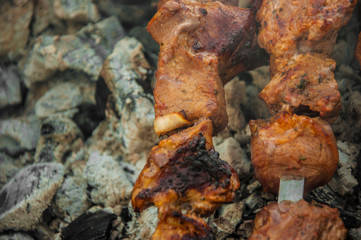 Preparation of meat slices in sauce on fire