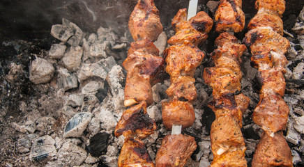 Preparation of meat slices in sauce on fire