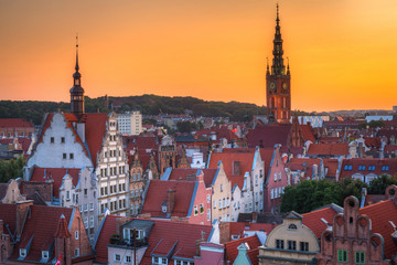 Obraz premium Beautiful architecture of the old town in Gdansk at sunset, Poland.