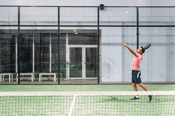Obraz premium Man playing padel