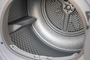 Trockner von innen zeigt das Innenleben der Wäschetrommel der praktischen Haushaltshilfe mit silbernem Metall perfekt für die schonende Trocknung von Hemden und Wäsche