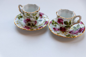 Miniatur-Kaffe-Service / -Tee-Service aus blumig verziertem Porzellan mit edler Goldkante lädt zum Kaffeeklatsch und Teetrinken mit Freunden und Verwandten ein