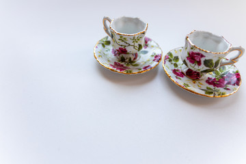 Miniatur-Kaffe-Service / -Tee-Service aus blumig verziertem Porzellan mit edler Goldkante lädt zum Kaffeeklatsch und Teetrinken mit Freunden und Verwandten ein