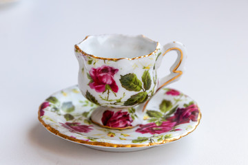 Miniatur-Kaffe-Service / -Tee-Service aus blumig verziertem Porzellan mit edler Goldkante lädt zum Kaffeeklatsch und Teetrinken mit Freunden und Verwandten ein