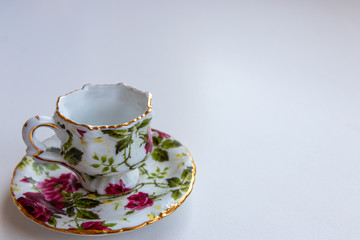 Miniatur-Kaffe-Service / -Tee-Service aus blumig verziertem Porzellan mit edler Goldkante lädt zum Kaffeeklatsch und Teetrinken mit Freunden und Verwandten ein