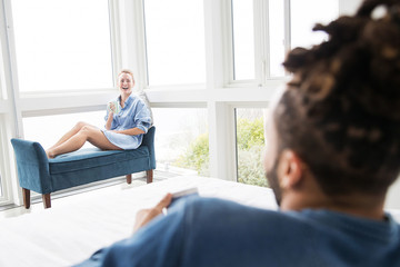 Obraz premium Happy couple together at home in the morning 