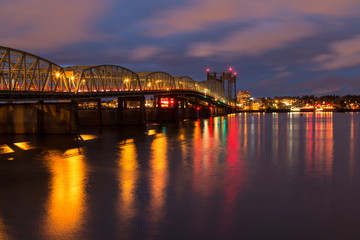 Naklejka premium I-5 Bridge to Vancouver, WA at Night