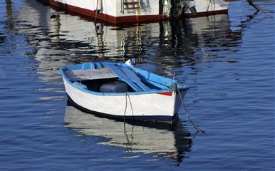Fototapeta na wymiar Barca de color azul en el puerto de la isla de Lanzarote, Islas Canarias