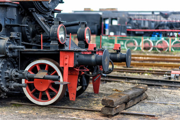 alte Dampflokomotive in einem Bahnhof