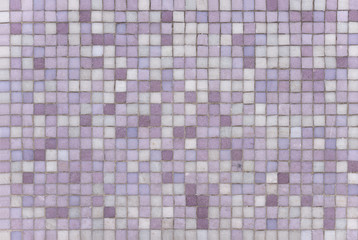 kleinkarierte Wandfliesen in verschiedenen helllila Farbtönen