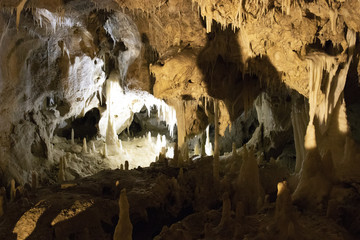 grotte con stalattiti e stalagmiti
