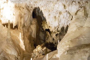 grotte con stalattiti e stalagmiti