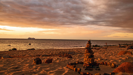 Steinmännchen im Sonnenuntergang am Strand von Rosenhagen