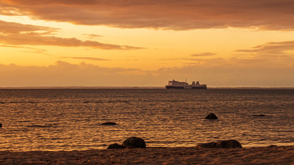 Fototapeta na wymiar Schiff im Sonnenuntergang über der Ostsee
