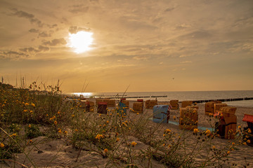 Strandkörbe am Meer  im Sonnenuntergang