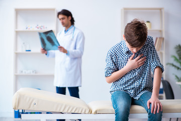 Obraz premium Male radiologist looking at boy's images