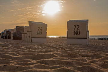 Strandkorb im Sonnenuntergang 