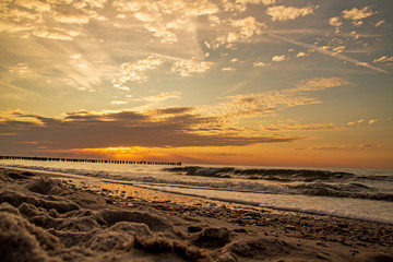farbenfroher Sonnenuntergang über dem Meer  in Kühlungsborn 