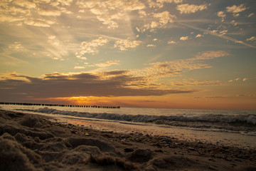 Sonnenuntergang mit schöner Wolkenformation über dem Meer in Kühlungsborn