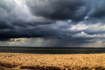 dunkle Wolkenfront über der Ostsee 