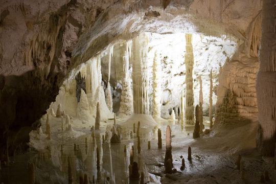 grotta con stalattiti e stalagmiti
