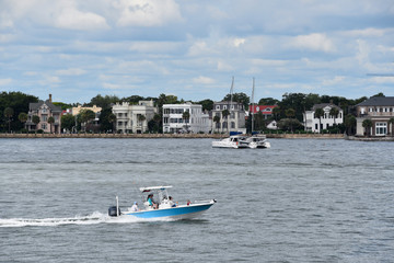Obraz premium Charleston Harbor fishing boat with coast line 