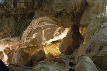grotte con stalattiti e stalagmiti