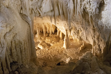 grotte con stalattiti e stalagmiti