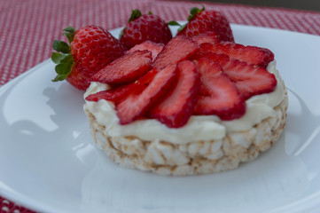 Rice biscuit with cream and strawberries.