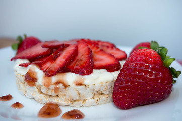 Rice biscuit with cream and strawberries.