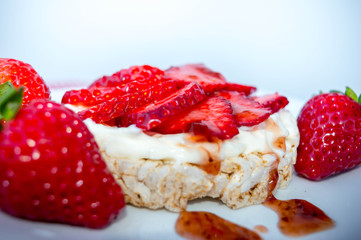 Rice biscuit with cream and strawberries.