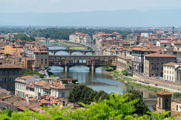 Fototapeta na wymiar Vue sur le ponte Vecchio