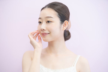 Fototapeta premium スキンケア・女性（ピンク背景）