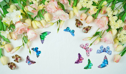 Obraz na płótnie Canvas Hello Springtime relaxing tea break concept flat with spring flowers and butterflies.