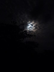 La lune derrière les nuages
