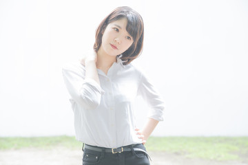 肩こりに悩む若い女性