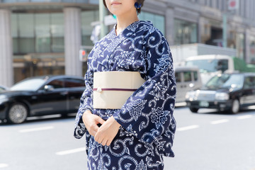 浴衣姿の黒髪女性