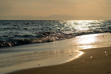 海岸沿いの太陽と空