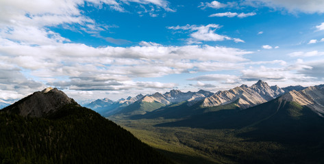 Fototapeta na wymiar Canadian Rockies Wide