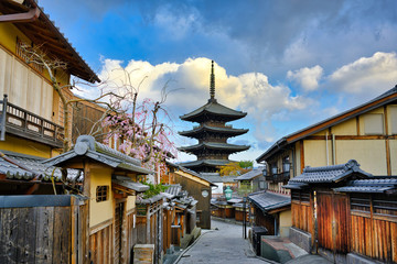 Obraz premium Pagoda Yasaka i ulica Sannen Zaka rano, Kioto, Japonia