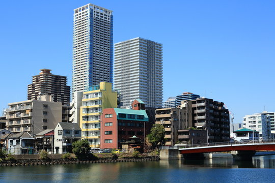 朝潮運河と月島の街並み